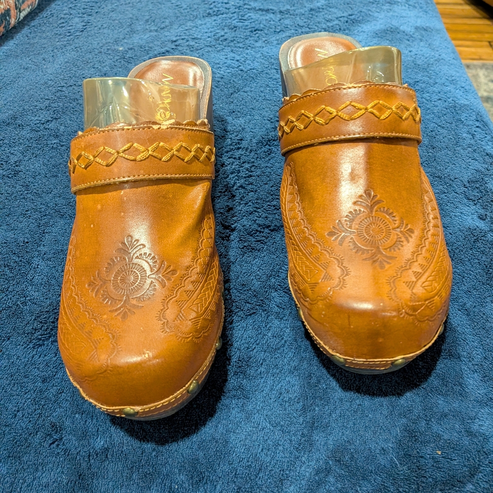 mules/Slides Women's Sz 8 Brown Embossed Clogs 70's Boho Retro Cottage